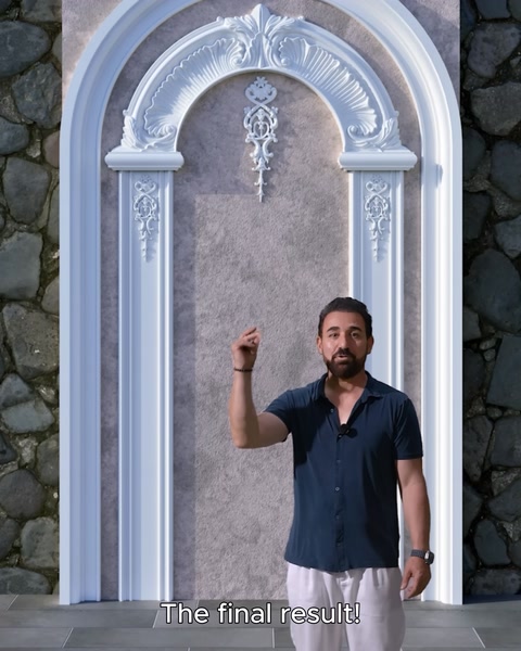 Design completato con cornice ad arco in poliuretano applicata intorno alla porta