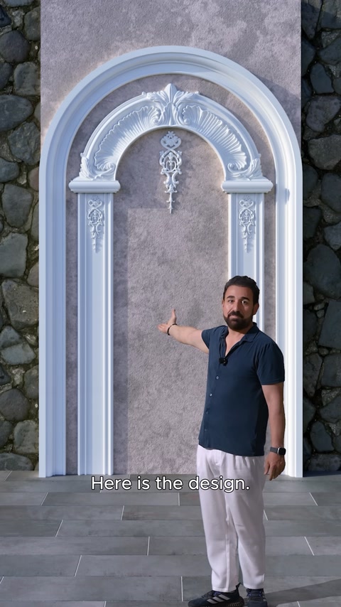 Decorazione murale completata composta da arco, cornice e pilastri