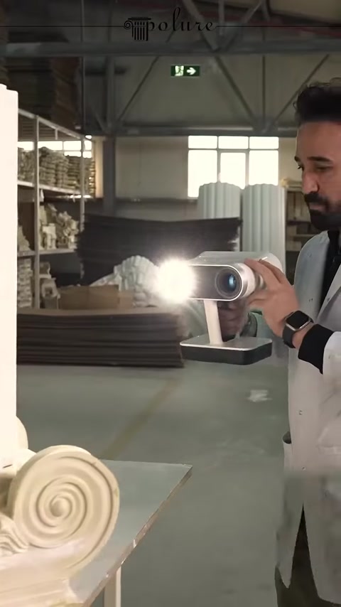 A specialist records the shape of the decorative product using a handheld scanner