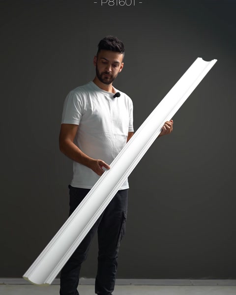 Un ampio profilo angolare presenta un bordo semplice a gradini.