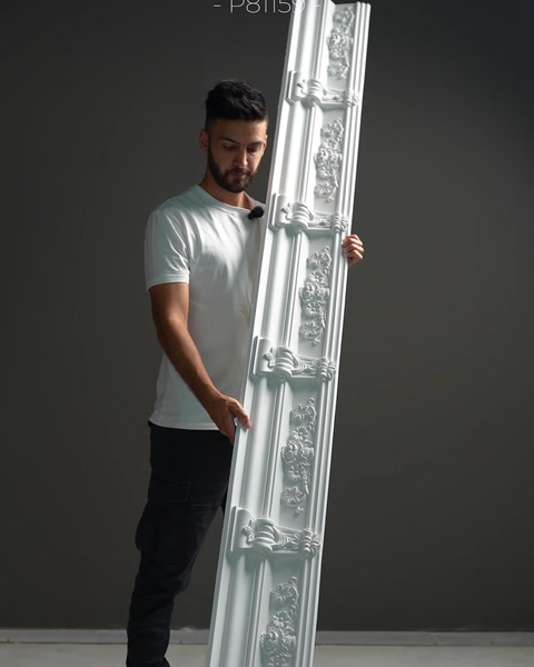 Questa cornice verticale unisce bordi sovrapposti a un ornamento classico.