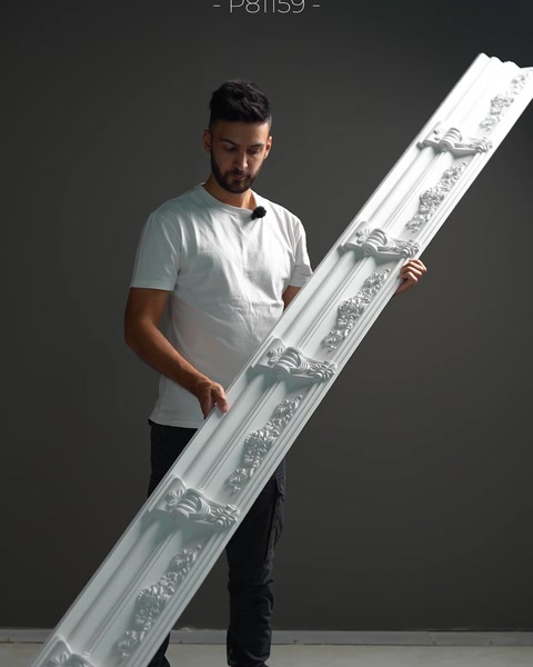 Un ampio profilo decorativo presenta un rilievo floreale marcato su tutta la superficie.