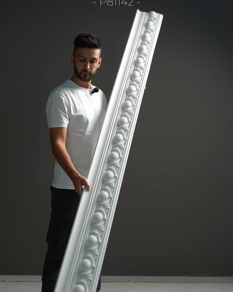 Motivi in rilievo arrotondati creano un profilo di cornice riccamente decorativo.