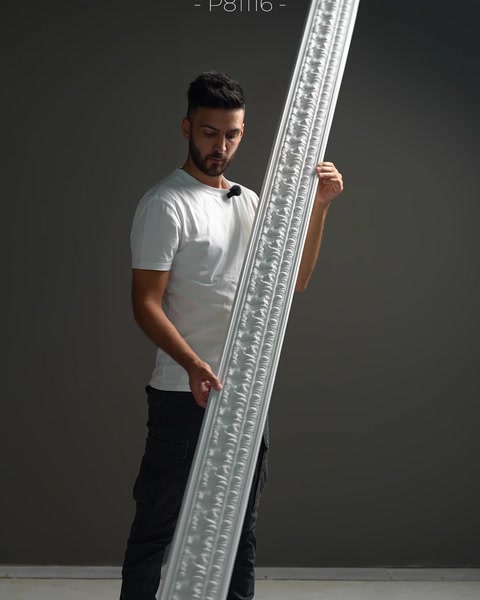Un profilo stretto presenta un rilievo geometrico incorniciato dall'aspetto floreale.