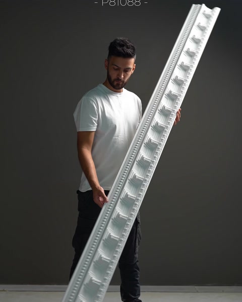 Questa cornice più larga mostra blocchi profondamente incassati e bordure ornamentali.