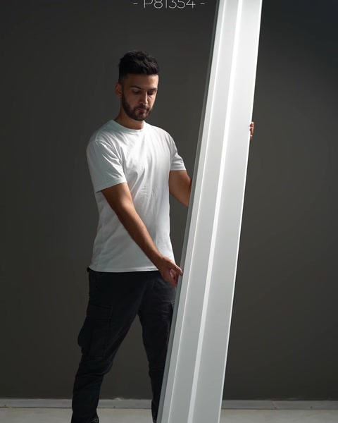 Un ampio profilo liscio offre una linea architettonica contemporanea decisa.