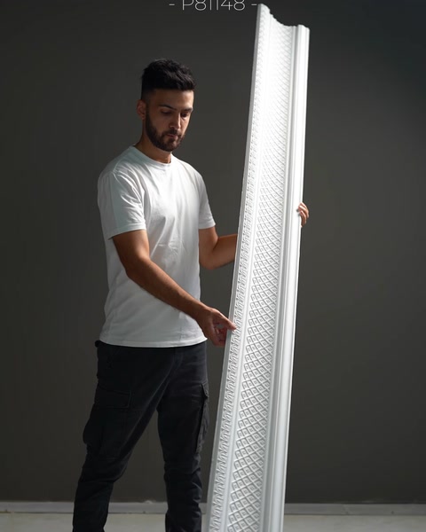 Un profilo alto unisce una texture fine a una superficie dal motivo sottile.