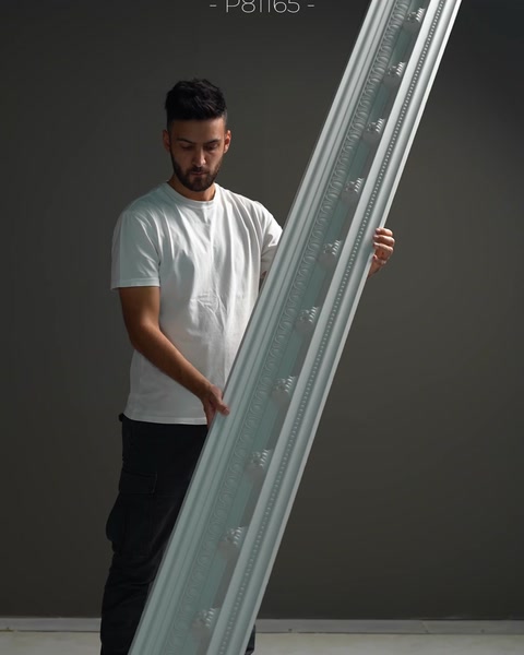 I dettagli incassati donano a questa cornice un aspetto architettonico tridimensionale.