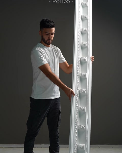Accenti quadrati in rilievo si ripetono lungo questo profilo verticale decorativo.