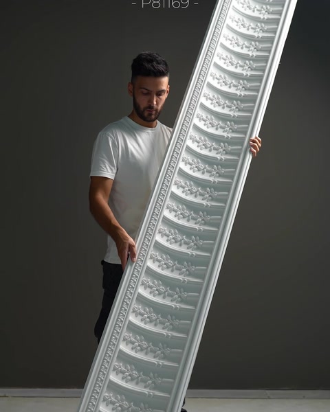 Un fine rilievo ripetuto crea un disegno di cornice tradizionale e dettagliato.