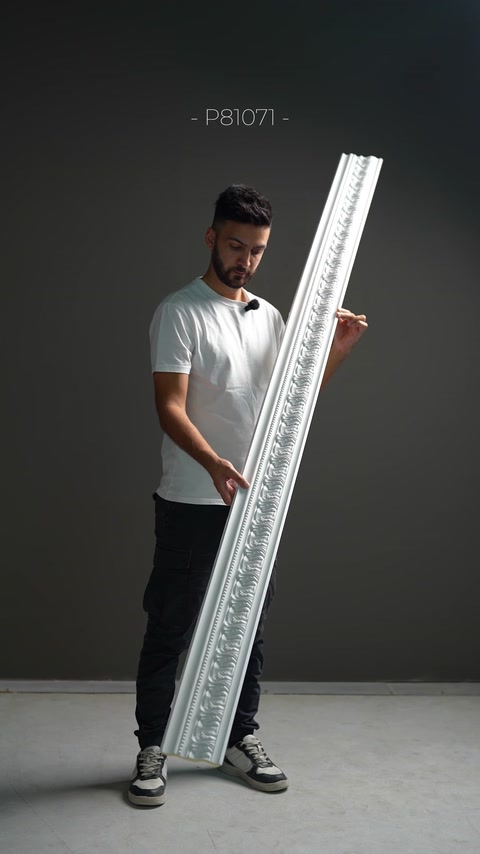 Una cornice stretta e ornata mostra dettagli decorativi in rilievo ripetuti.