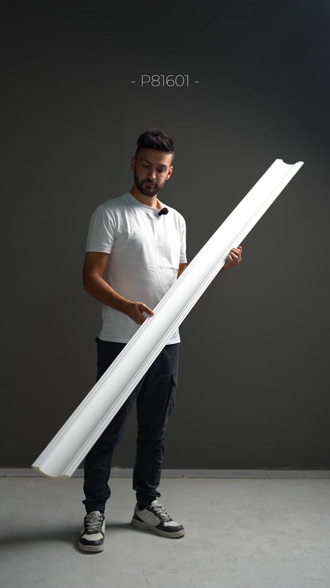 Un ampio profilo angolare presenta un bordo semplice a gradini.