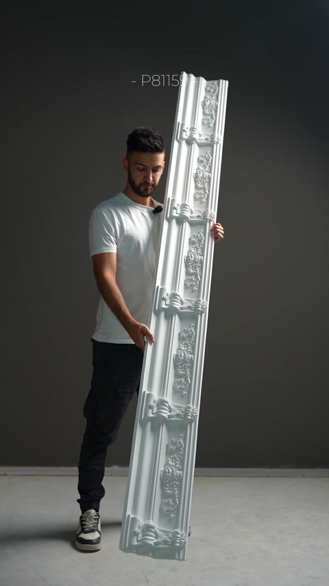 Questa cornice verticale unisce bordi sovrapposti a un ornamento classico.