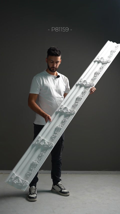 Un ampio profilo decorativo presenta un rilievo floreale marcato su tutta la superficie.