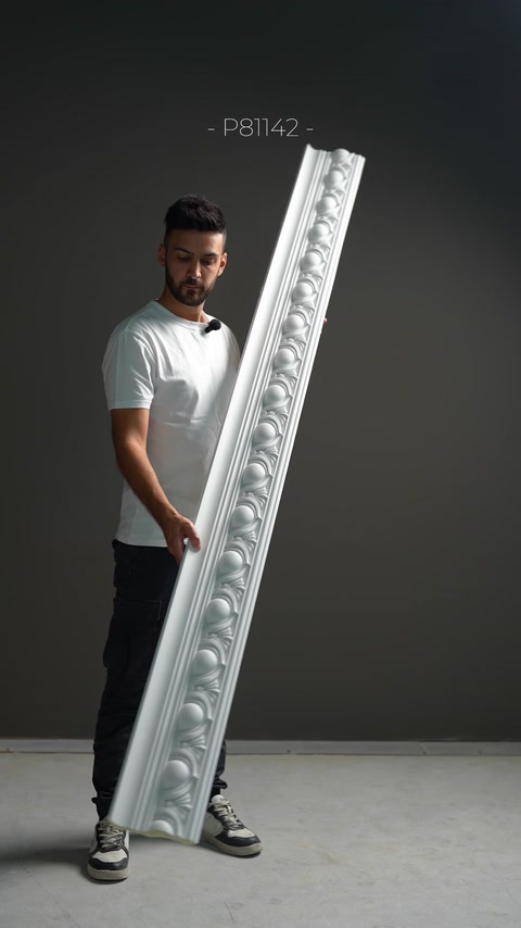 Motivi in rilievo arrotondati creano un profilo di cornice riccamente decorativo.