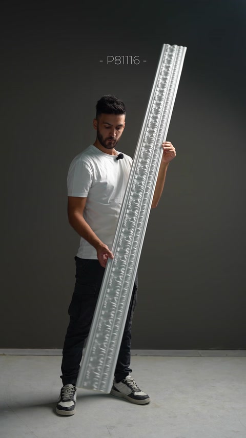 Un profilo stretto presenta un rilievo geometrico incorniciato dall'aspetto floreale.