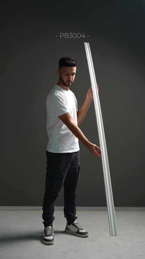 Il presentatore mostra una fascia molto sottile, liscia e lineare.