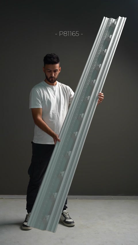 I dettagli incassati donano a questa cornice un aspetto architettonico tridimensionale.