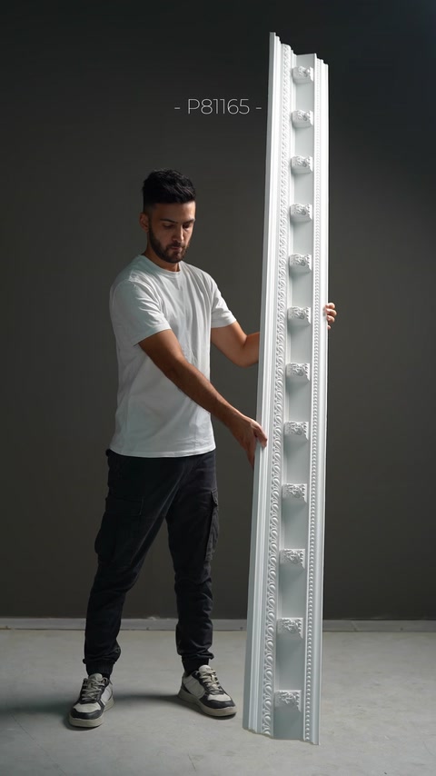 Accenti quadrati in rilievo si ripetono lungo questo profilo verticale decorativo.