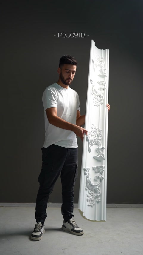 Rilievo floreale e bordure sovrapposte caratterizzano questa cornice ornata.
