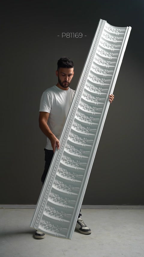 Un fine rilievo ripetuto crea un disegno di cornice tradizionale e dettagliato.