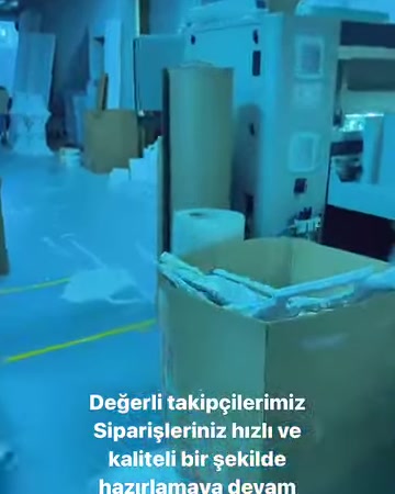Nell’area di produzione sono disposti prodotti decorativi cilindrici e angolari.