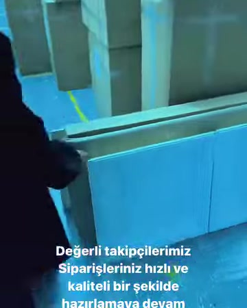 Profili piani in poliuretano di diverse larghezze sono esposti verticalmente.