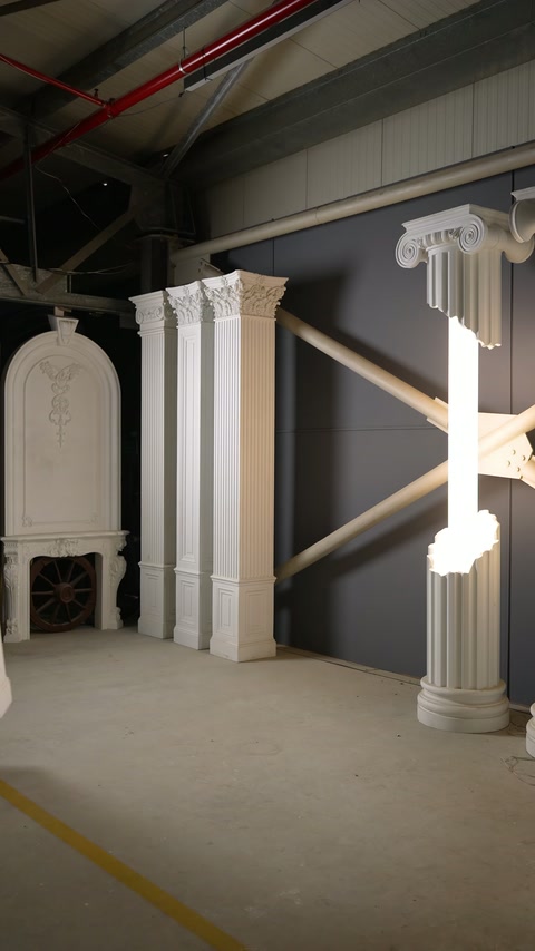 Colonne quadrate appaiate si ergono verticalmente nella mostra espositiva della showroom industriale.
