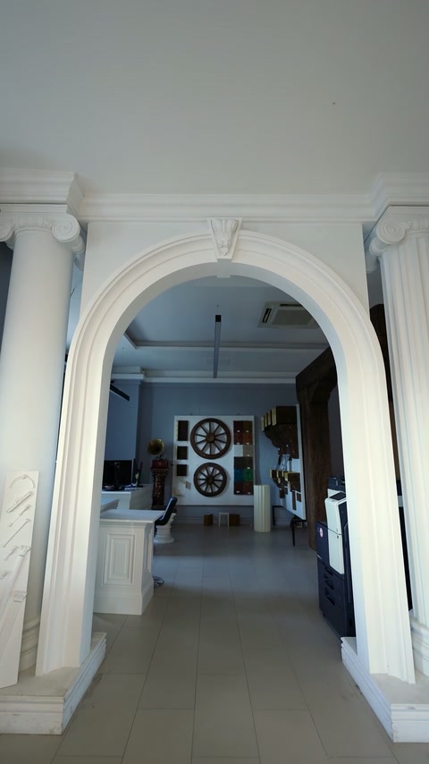 Rounded interior opening framed by a broad classical arch moulding