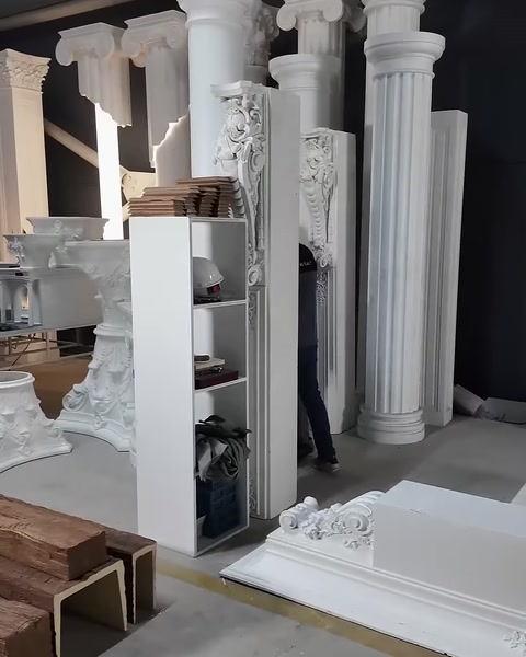 Atölyede farklı gövde ve başlıklara sahip sütunlar sıralanıyor.