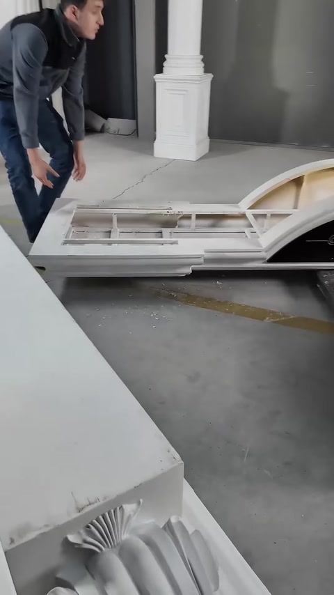 Gli elementi della corona sopra porta vengono assemblati e controllati a terra prima del montaggio.
