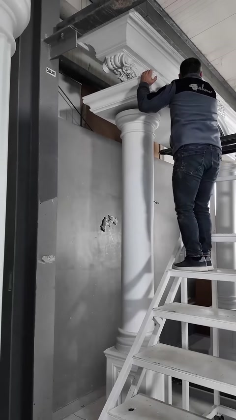 L'installatore sulla scala regola manualmente il collegamento tra il capitello e la corona superiore.