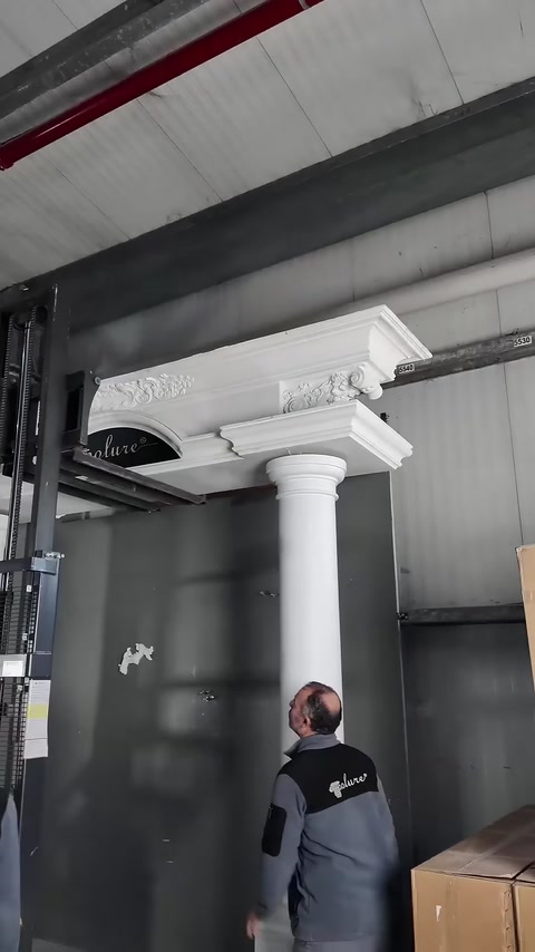 La corona d'ingresso decorata su due colonne scanalate è mostrata nel suo insieme.