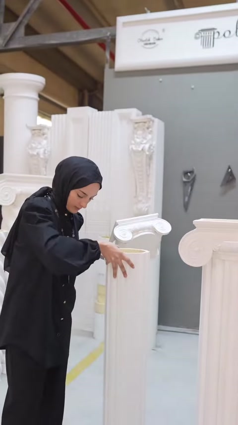 The connection between the column capital and fluted shaft shown up close