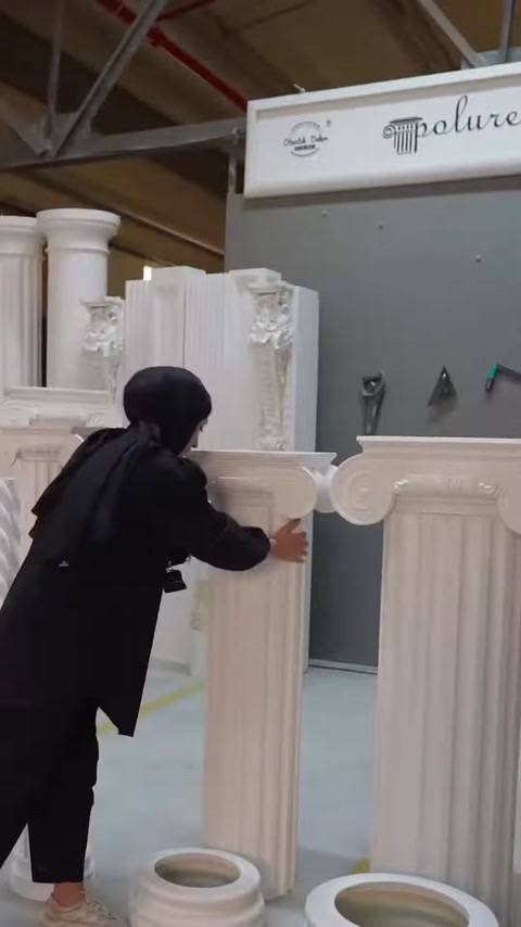 The presenter compares column modules with different diameters and heights