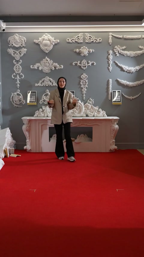The presenter displays a compact decorative capital before pedestal assembly.