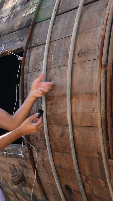 The vertical band and panel joint on the wooden body are explained
