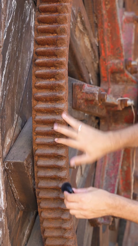 A presenter points to the embossed strip running along the toothed edge