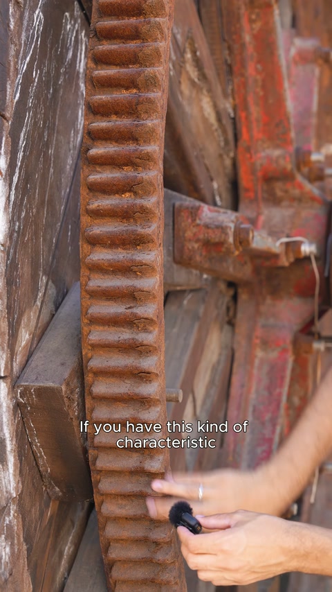 The connection between the toothed decorative border and the wooden structure is examined