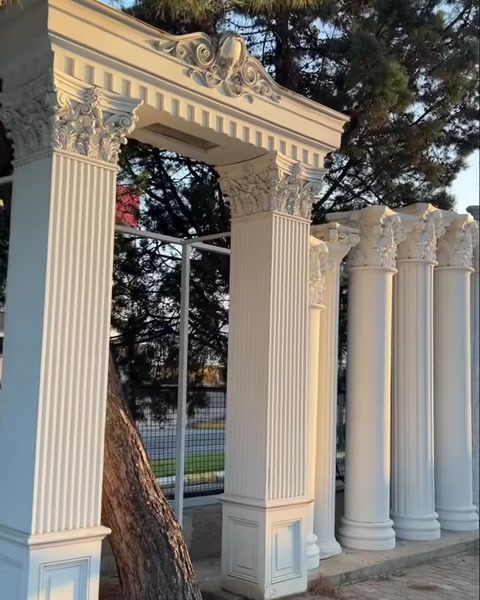 Açık alanda klasik başlıklı sütunlar ve dekoratif giriş çerçevesi