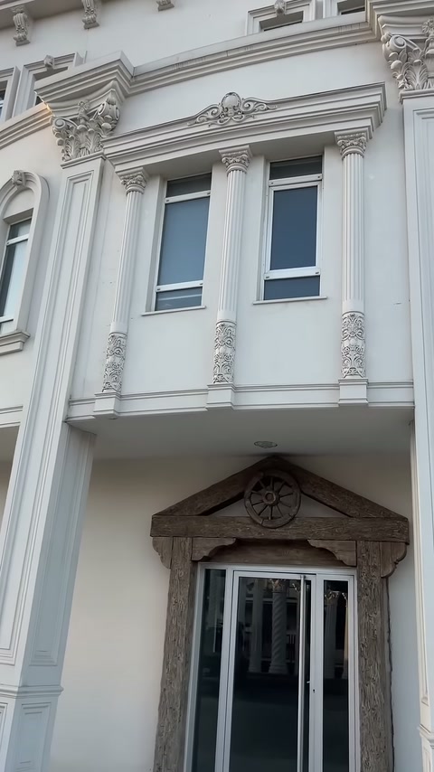 Floral-motif thin column elements applied between window openings