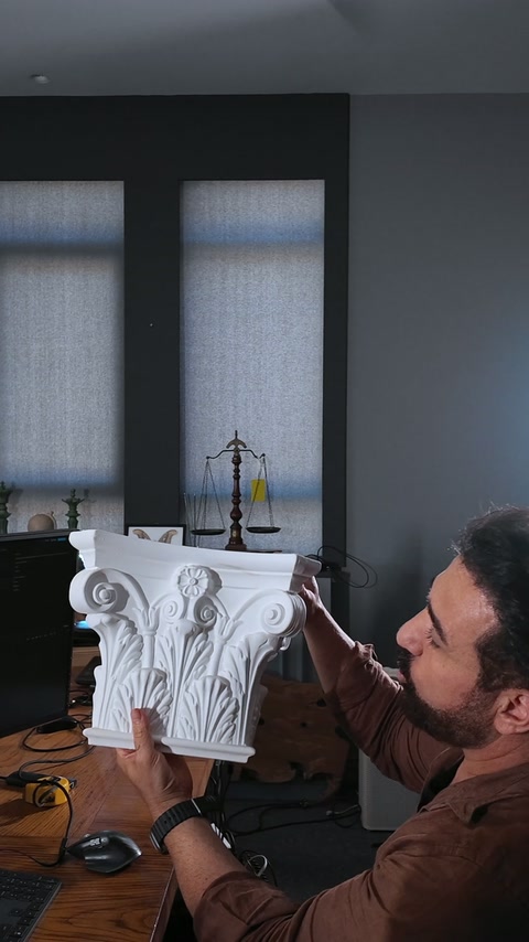 Dekoratif başlığın ön yüzündeki simetrik yaprak bezemeleri gösteriliyor