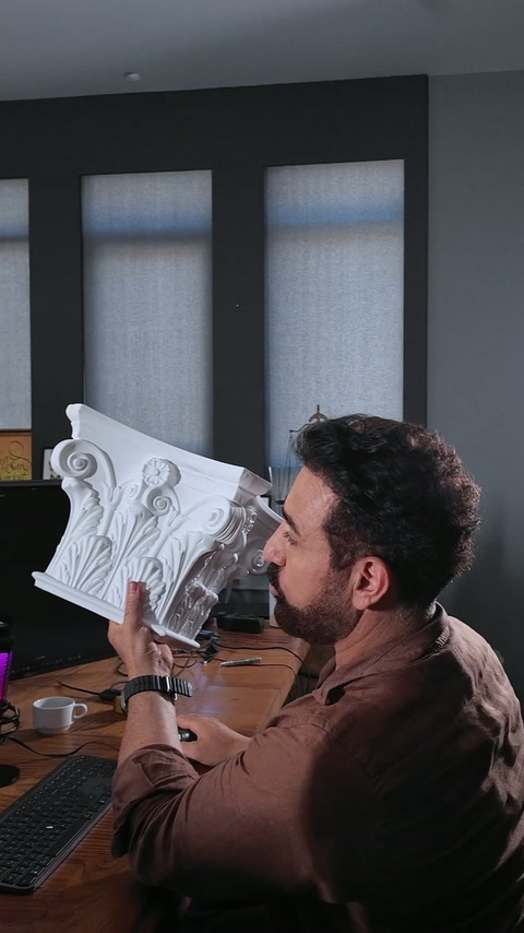 Beyaz başlığın katmanlı yaprak desenleri masada yakından inceleniyor