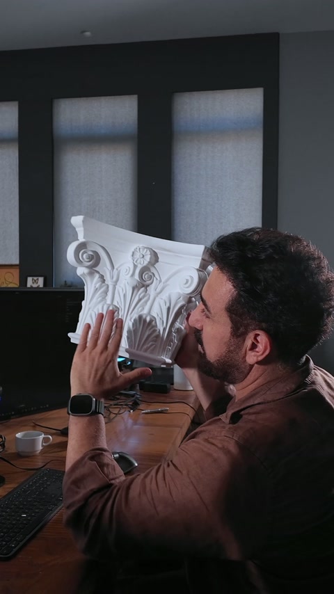 Başlığın sarmal köşe motifleri elle takip edilerek anlatılıyor