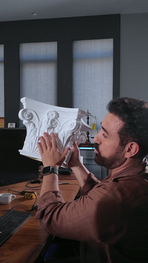 Başlık numunesinin ön cephesindeki simetrik süslemeler ayrıntılı gösteriliyor
