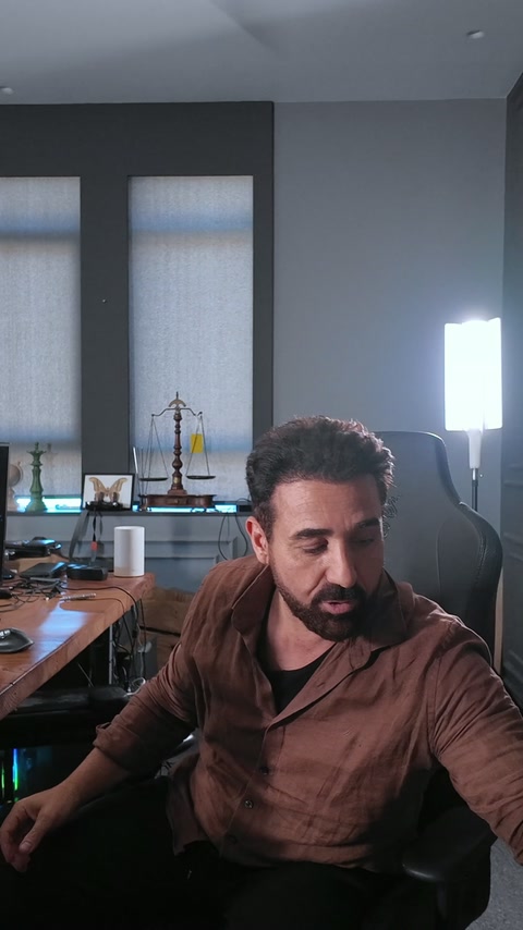 Usta, sütun başlığını çalışma masasının üzerine yerleştiriyor