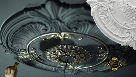 Primo piano della decorazione del rosone da soffitto in foglia oro