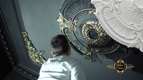 I dettagli di pittura e rilievo risaltano nella decorazione centrale del soffitto