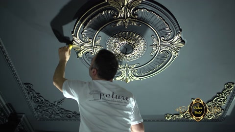 Nella fase di pittura prendono forma i dettagli dorati della decorazione del soffitto