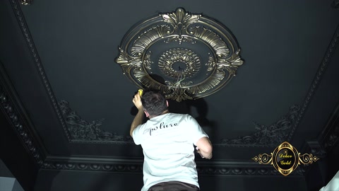 Il rosone da soffitto completato è mostrato insieme alla cornice decorativa circostante